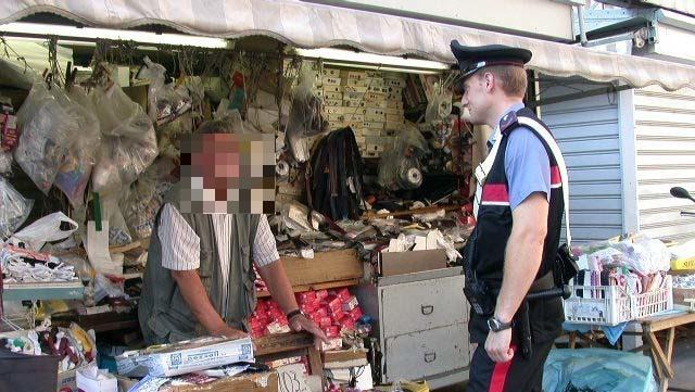 Un carabiniere in piazza Cavallotti (foto d'archivio)