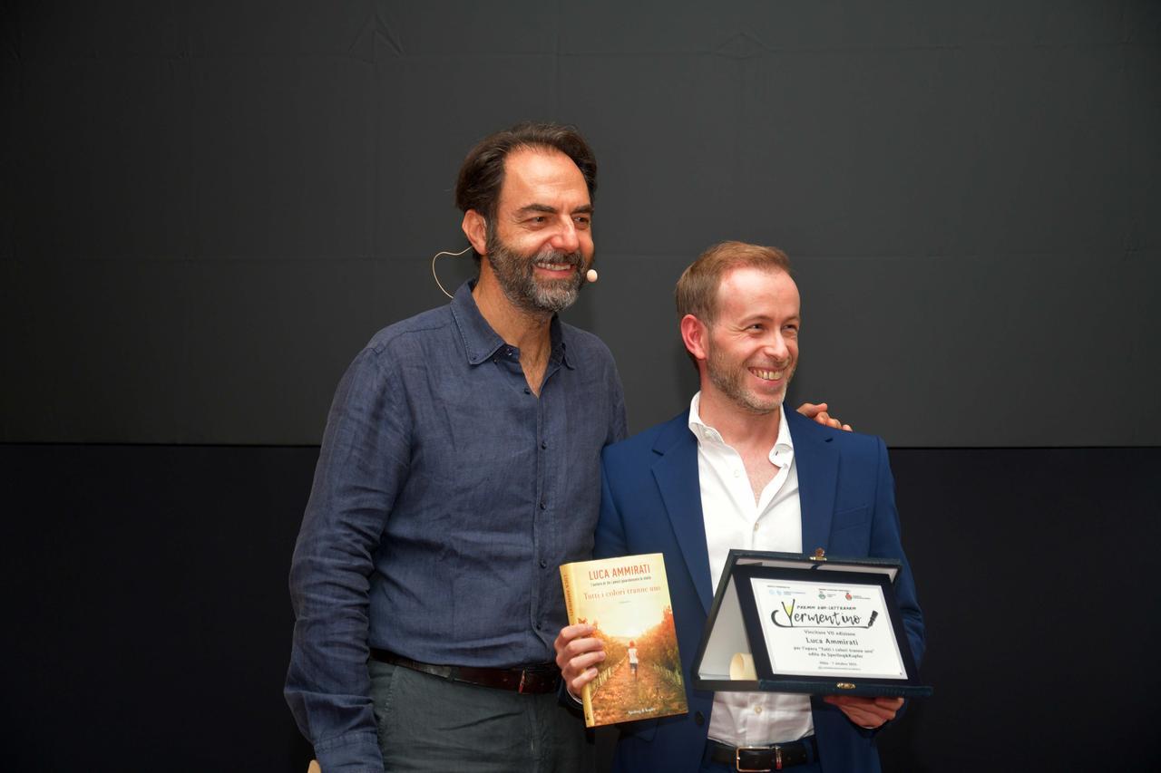 
	Neri Marcor&egrave; con Luca Ammirati, vincitore del Premio Vermentino 2023

