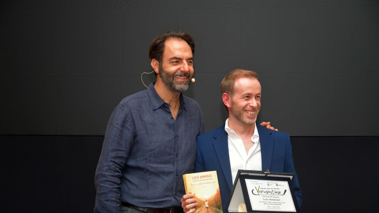 Neri Marcorè con Luca Ammirati, vincitore del Premio Vermentino 2023
