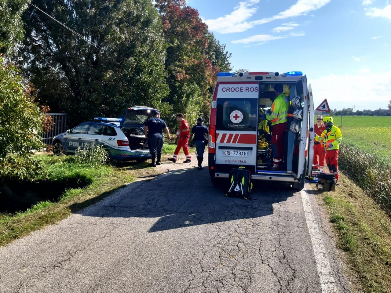Uomo di 56 anni cade con il motorino in un canale: è gravissimo