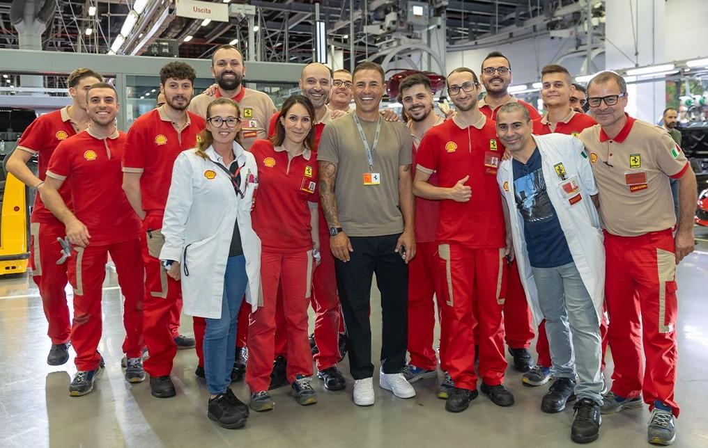 
	Fabio Cannavaro con i dipendenti Ferrari (foto Facebook Ferrari)

