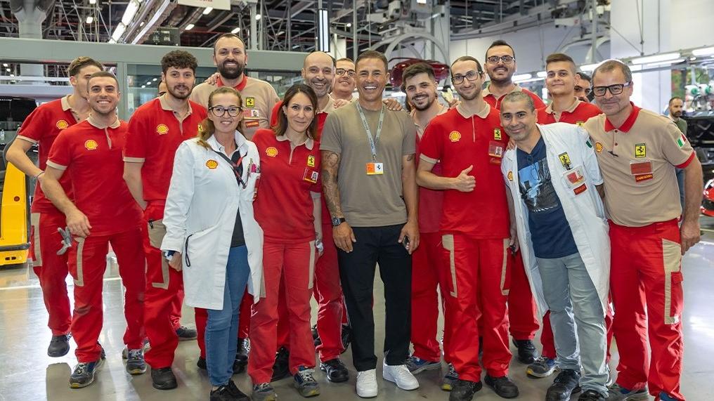 Fabio Cannavaro con i dipendenti Ferrari (foto Facebook Ferrari)