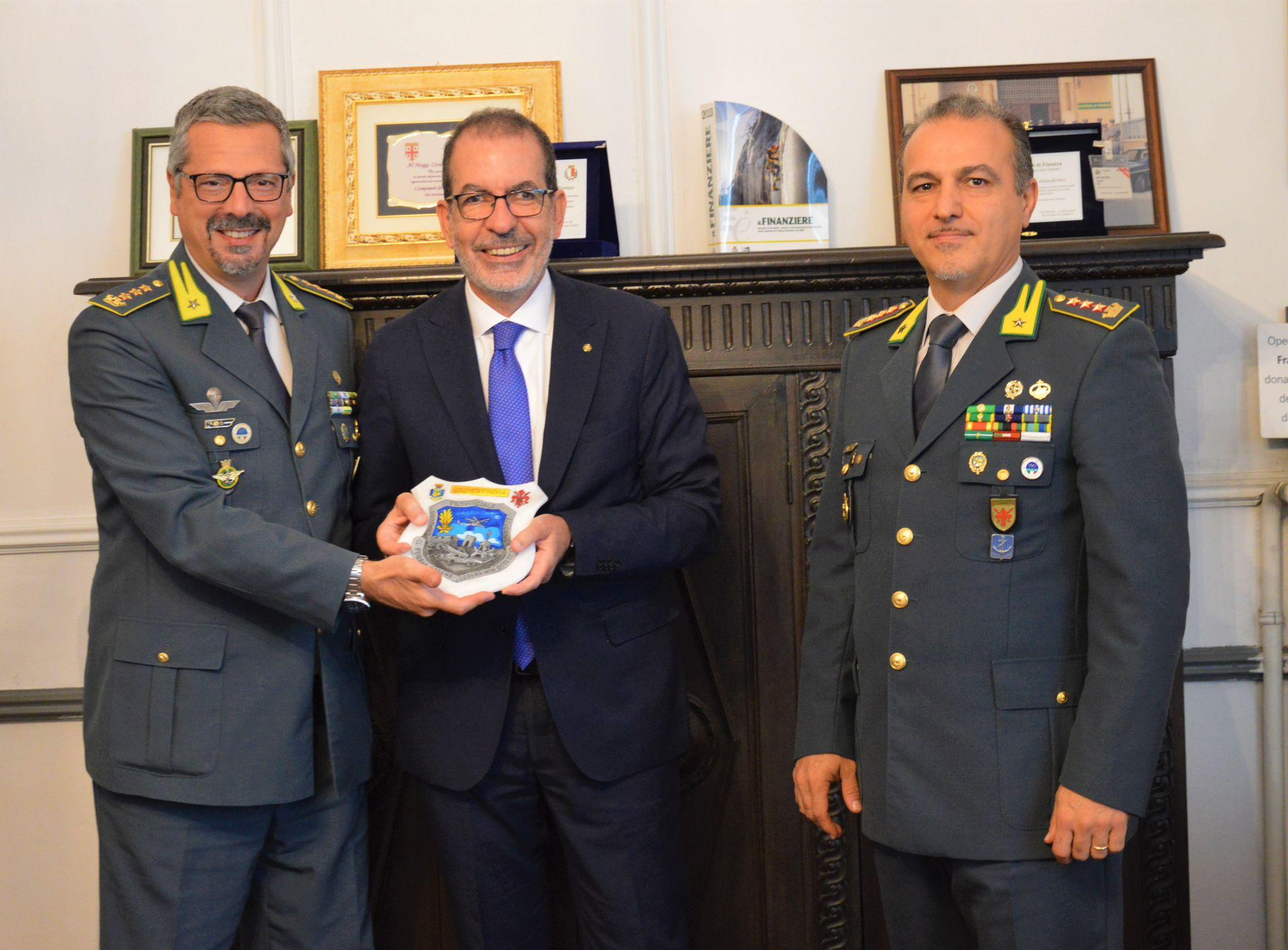Il prefetto Giancarlo Dionisi, al centro, fra il colonnello Cesare Antuofermo (comandante provinciale delle fiamme gialle) e il pari grado Filippo Bianchi, a capo del reparto aeronavale