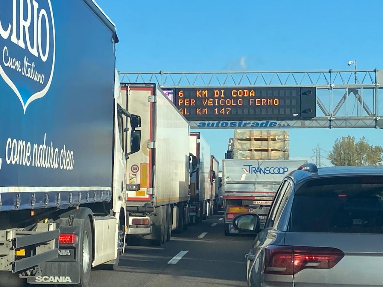 Camion a fuoco sull’autostrada A1, 6 chilometri di coda tra Reggio Emilia e Modena