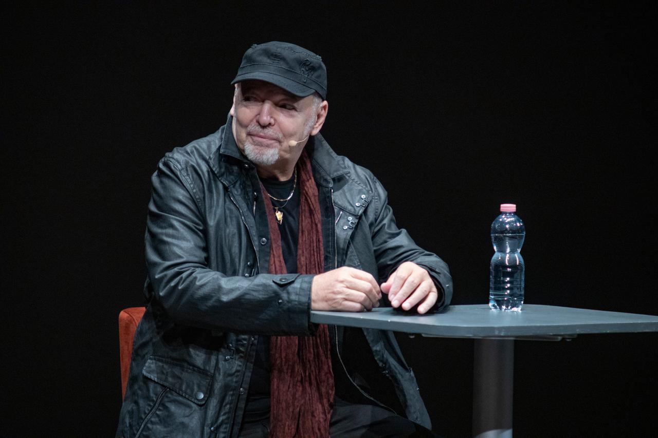 Vasco Rossi a Modena per Vivere/Living: «Questo libro è una carezza ricevuta dopo tanti schiaffoni»