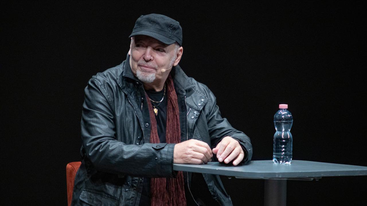 Vasco Rossi a Modena per Vivere/Living: «Questo libro è una carezza ricevuta dopo tanti schiaffoni»