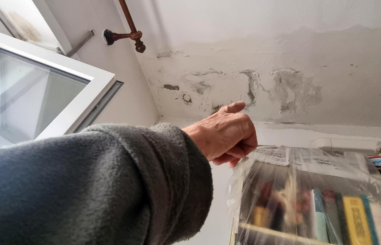 «Dopo i lavori al tetto piove in casa»: l’odissea di 16 famiglie nuoresi
