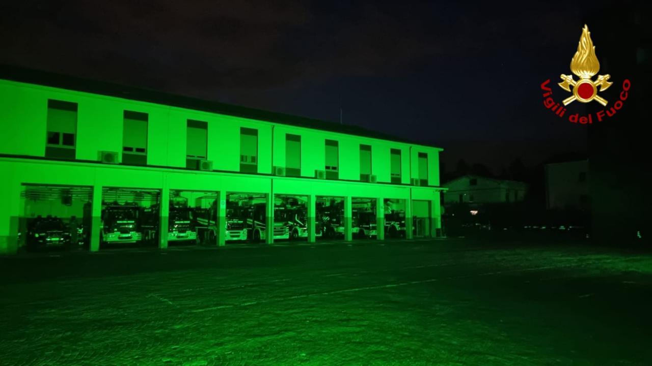 Il Comando dei vigili del fuoco di Reggio Emilia si colora di verde speranza