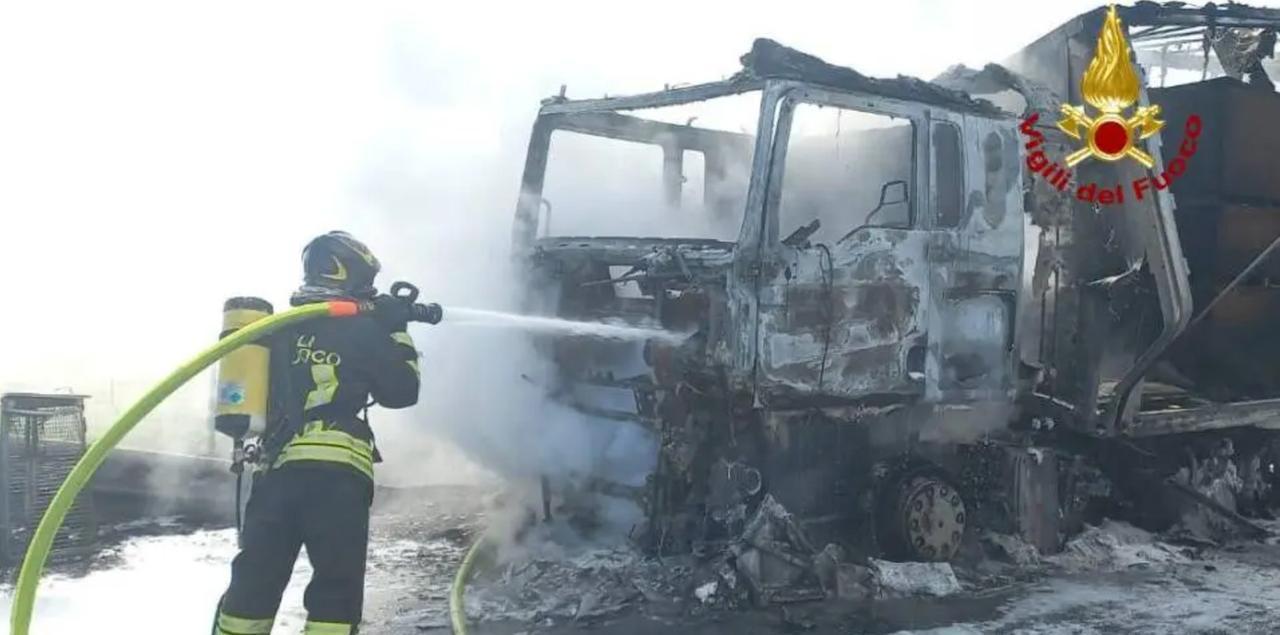 Camion in fiamme sull’autostrada A1 tra Reggio Emilia e lo svincolo dell’A22