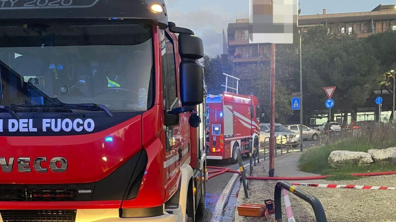 Prato, principio d’incendio in un ristorante: il fumo invade il locale