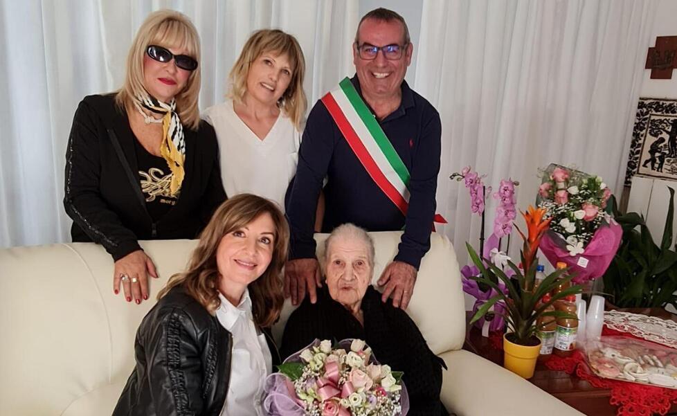 Pozzomaggiore in festa per i cento anni di Lucia Piu 