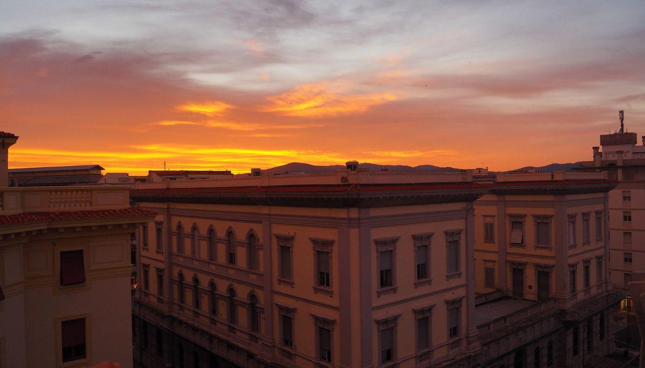 L’alba sui tetti di Livorno? Eccola. Grazie ad Alessandro Ciapini