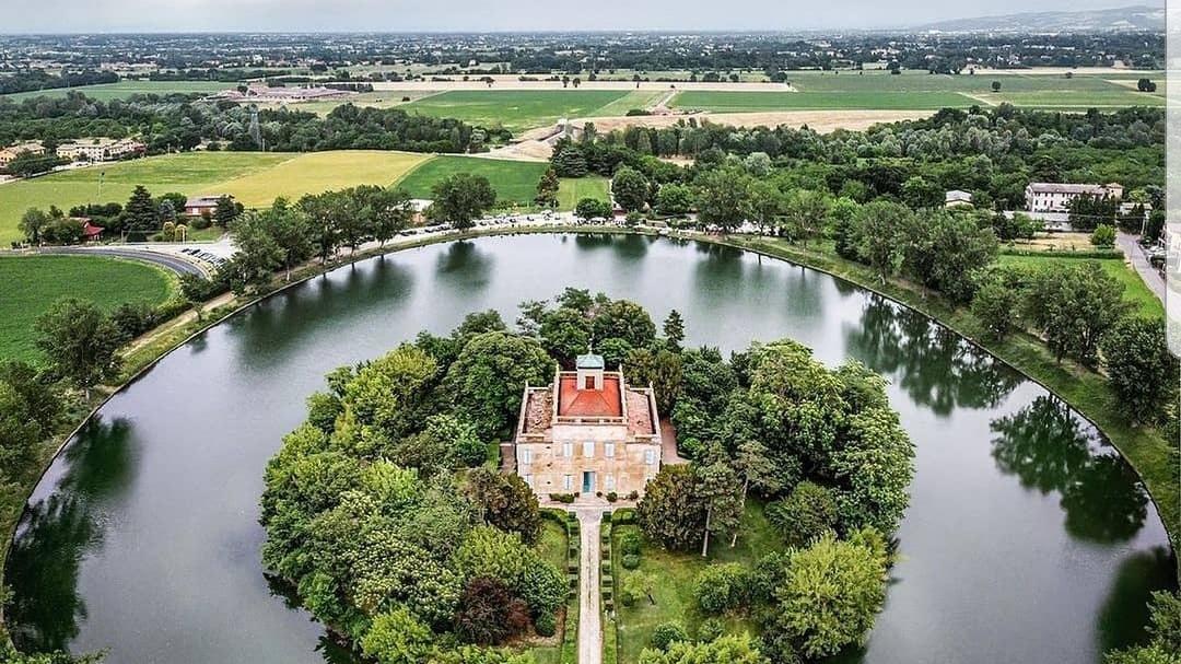 «Un emiro vuole comprare Villa d’Este». Invece era una truffa da oltre 200mila euro, con lingotti d’oro e una valigia di soldi falsi