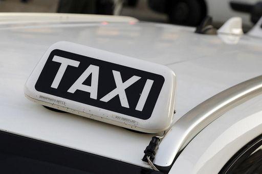 Aggredisce e graffia in faccia il taxista, denunciata una 41enne