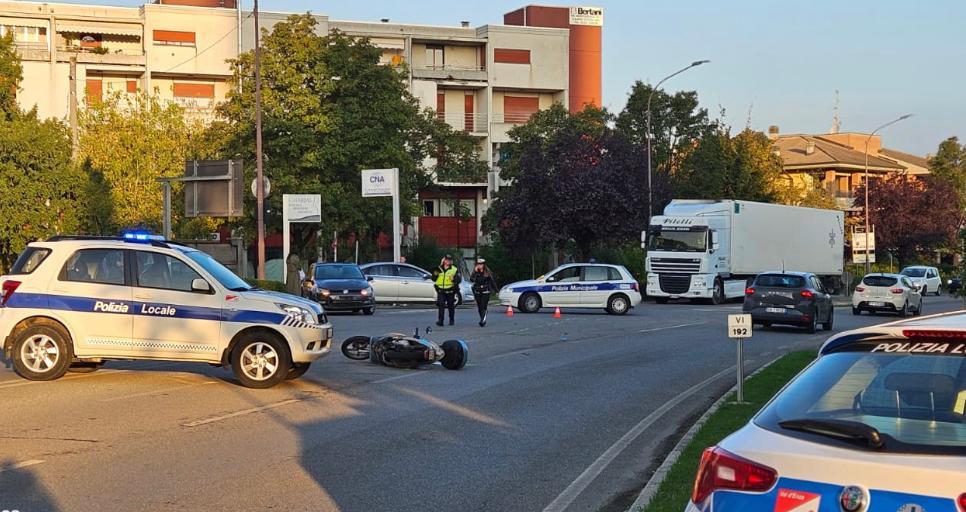Scontro all’incrocio, scooterista ferito