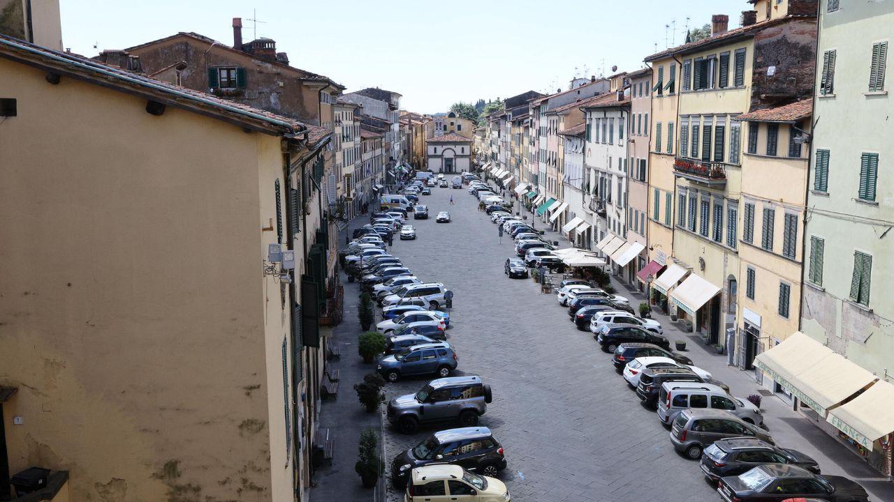 Una veduta di piazza Mazzini a Pescia