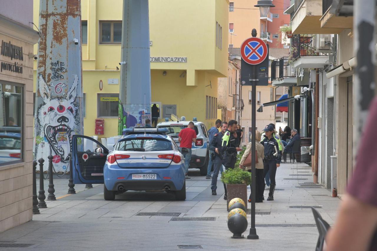 Olbia, lite tra ex in piazza Mercato: lei lo ferisce con il coltello da sub