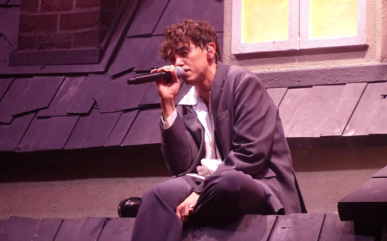 Michele Bravi in concerto allo Storchi: «Canto a teatro la mia musica in cerca di poesia»