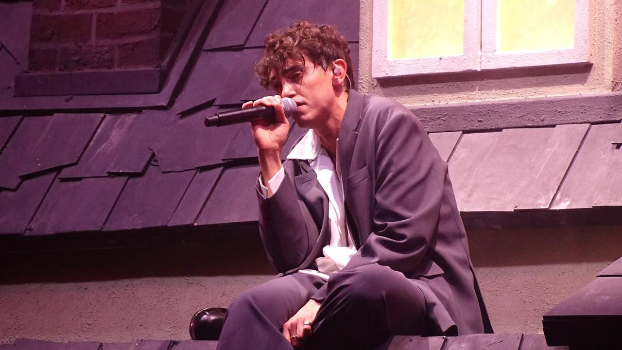 Michele Bravi in concerto allo Storchi: «Canto a teatro la mia musica in cerca di poesia»