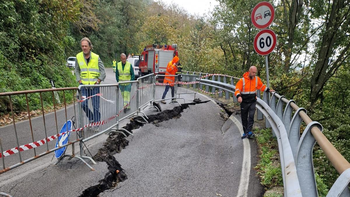 La frana sulla regionale 325 nel comune di Castiglione dei Pepoli