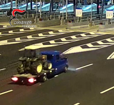 
	Immortalati mentre attraversano il confine col trattore rubato

