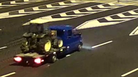 Immortalati mentre attraversano il confine col trattore rubato