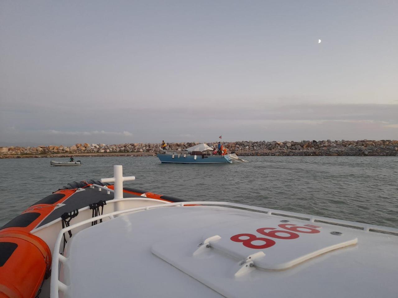 Cecina, barca disalberata: in quattro salvati nel mare in burrasca – Video