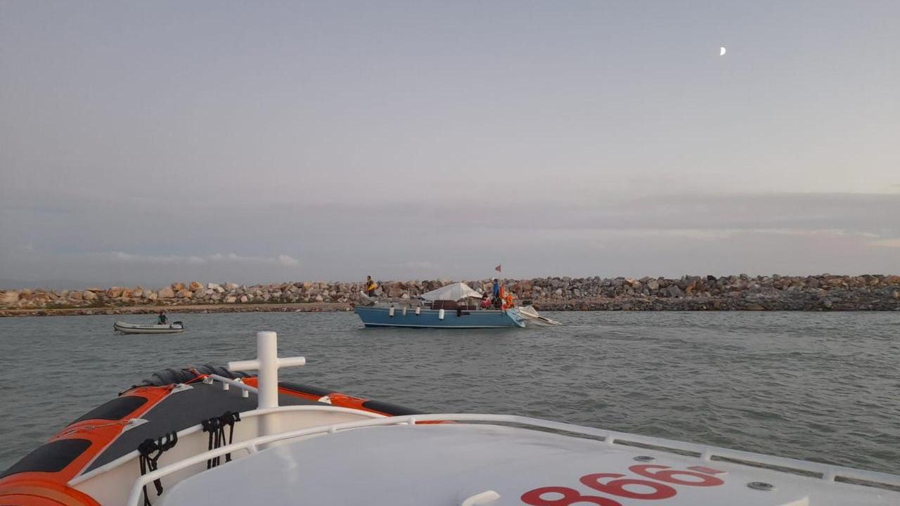 Cecina, barca disalberata: in quattro salvati nel mare in burrasca – Video