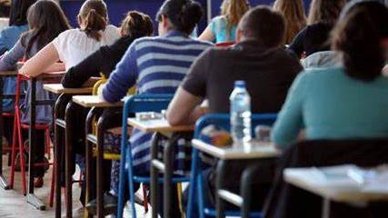 Cagliari: prof lo riprende perché usa il cellulare, l’alunno gli lancia banco e sedia