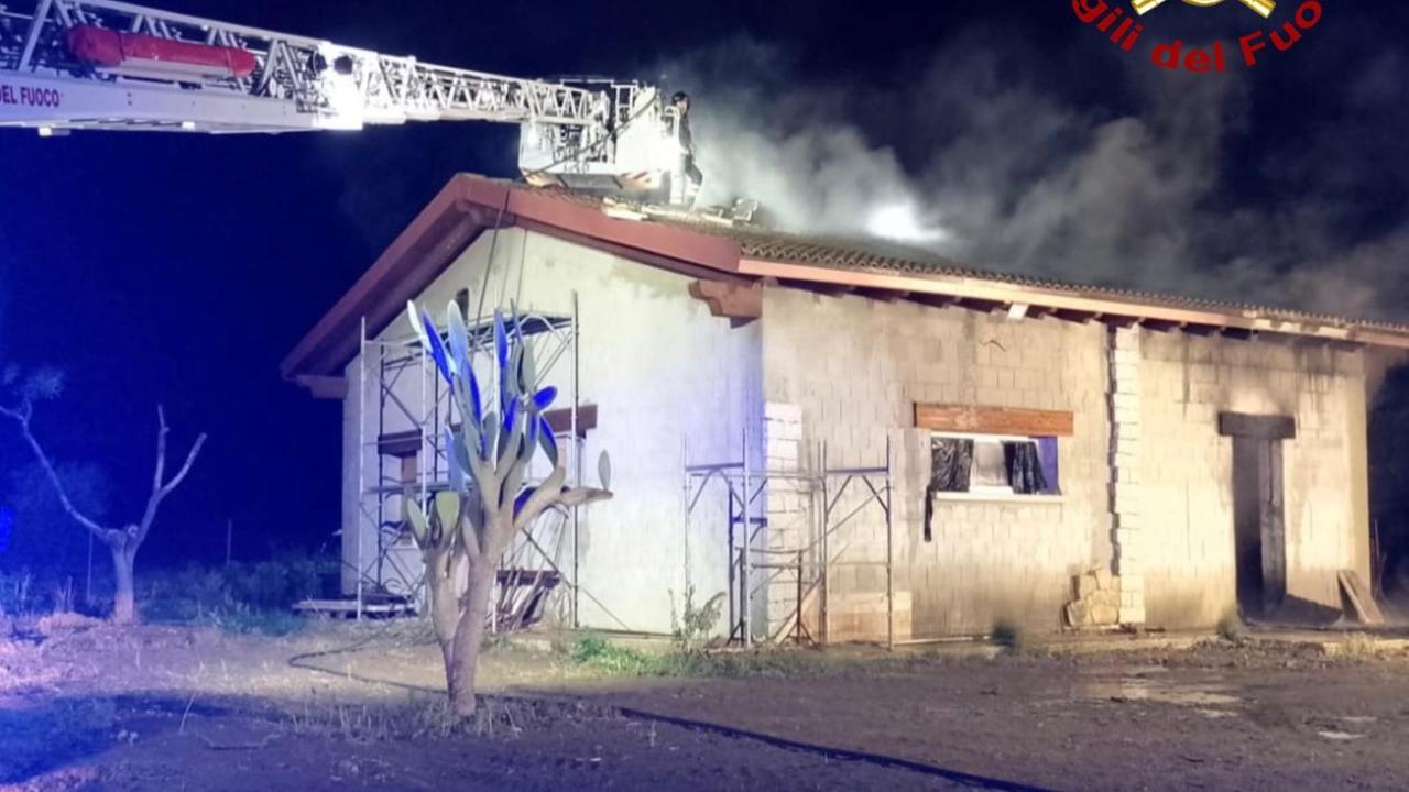 Abitazione in costruzione va a fuoco a Sestu