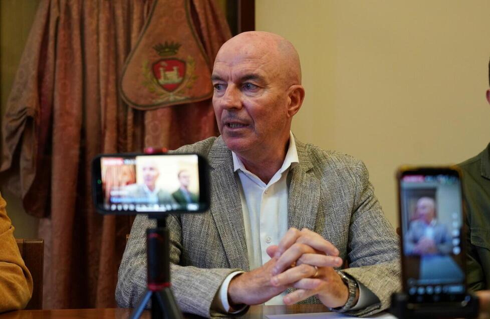 Livorno, il sindaco dopo le dimissioni dell’assessore Lenzi: «No alle iene che banchettano, tengo le deleghe»<br type="_moz" />
