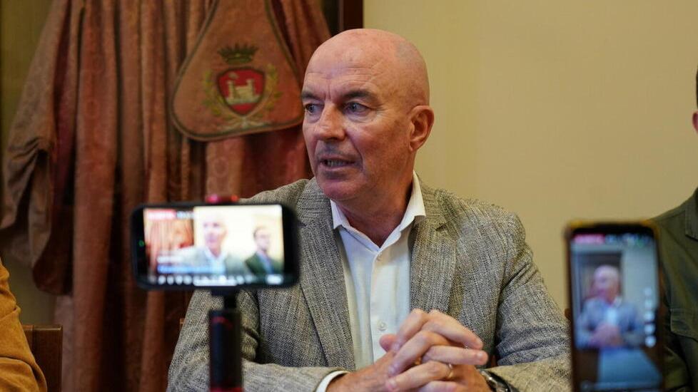 Livorno, il sindaco dopo le dimissioni dell’assessore Lenzi: «No alle iene che banchettano, tengo le deleghe»<br type="_moz" />