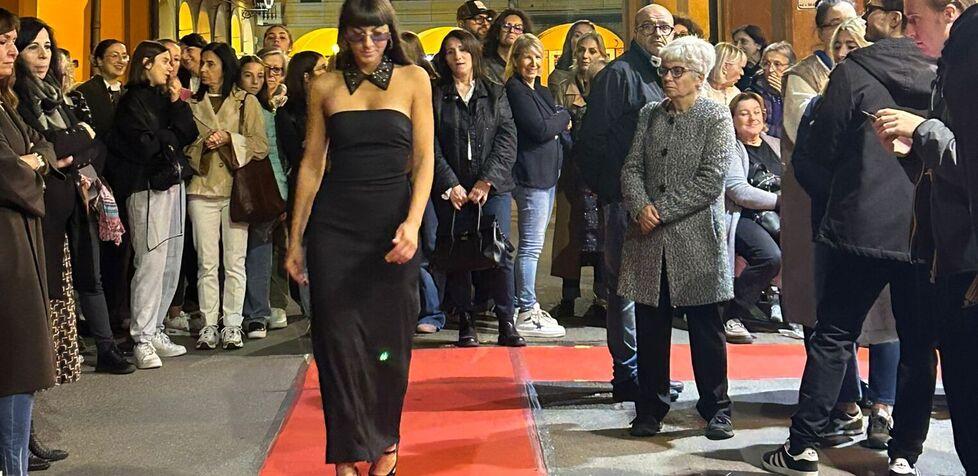 Modena, tutto esaurito in centro storico per la sfilata di Due Più Per