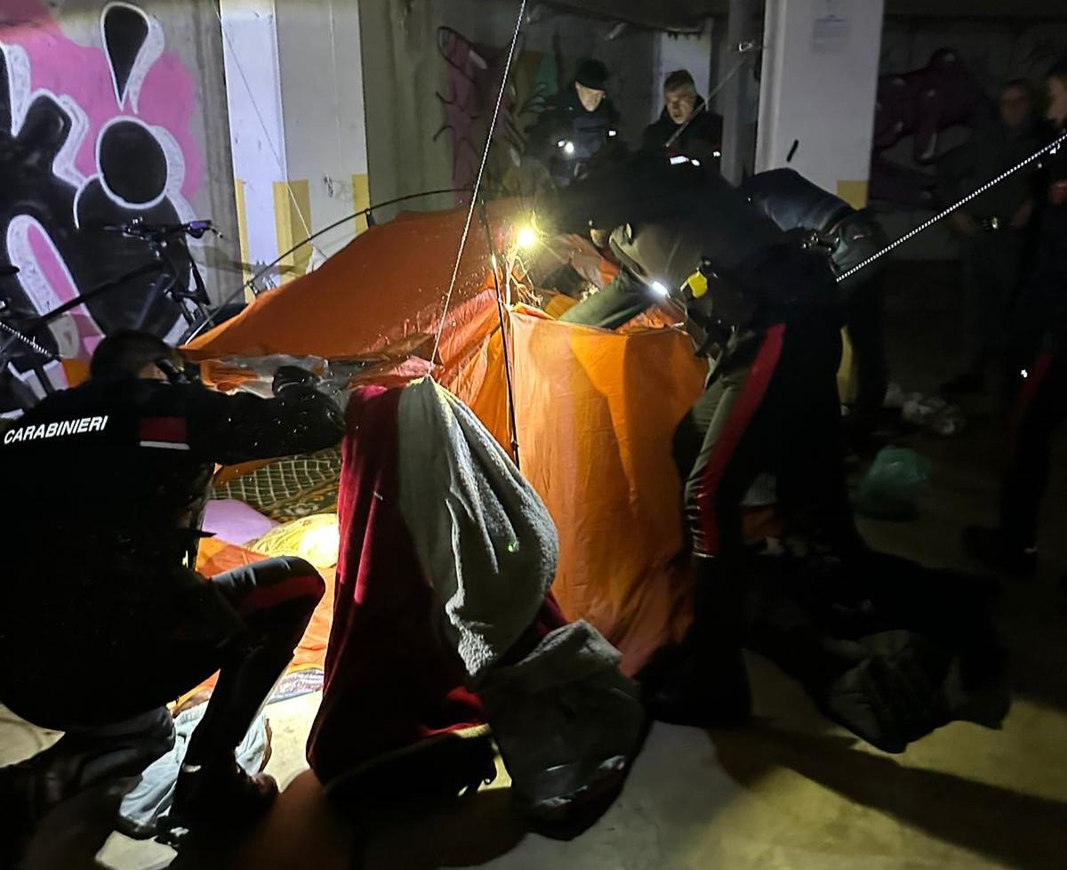 Blitz al parcheggio ex Gasometro: sgomberate cinque persone