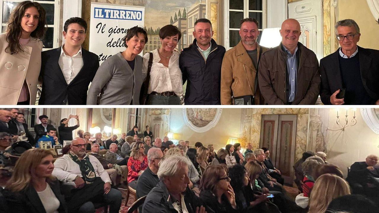 Il sindaco di Terricciola, Matteo Arcenni, e la giunta con Rubina Rovini e Ciro Vestita; sotto un'immagine della platea