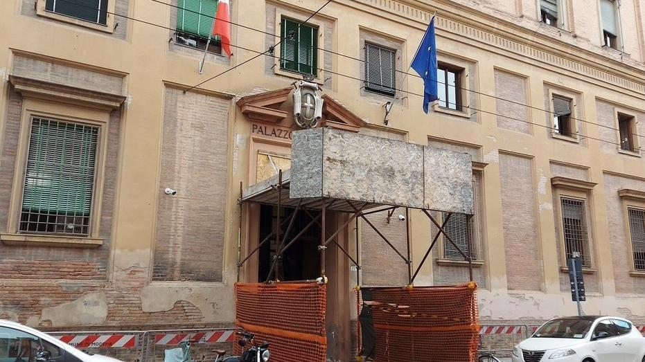 Ammalata di Covid fa “l’untrice” per cercare di contagiare il suocero sputando sulla maniglia della porta di casa