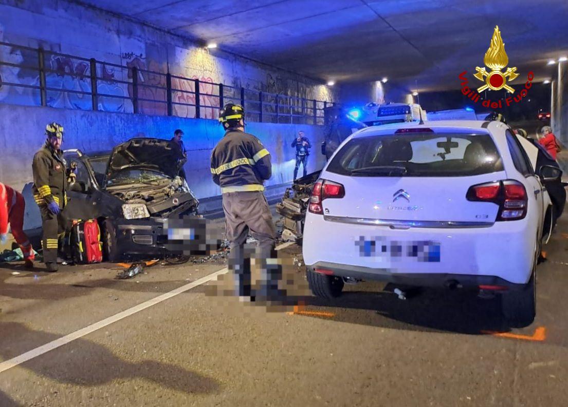Scontro tra tre auto nel sottopasso, quattro feriti