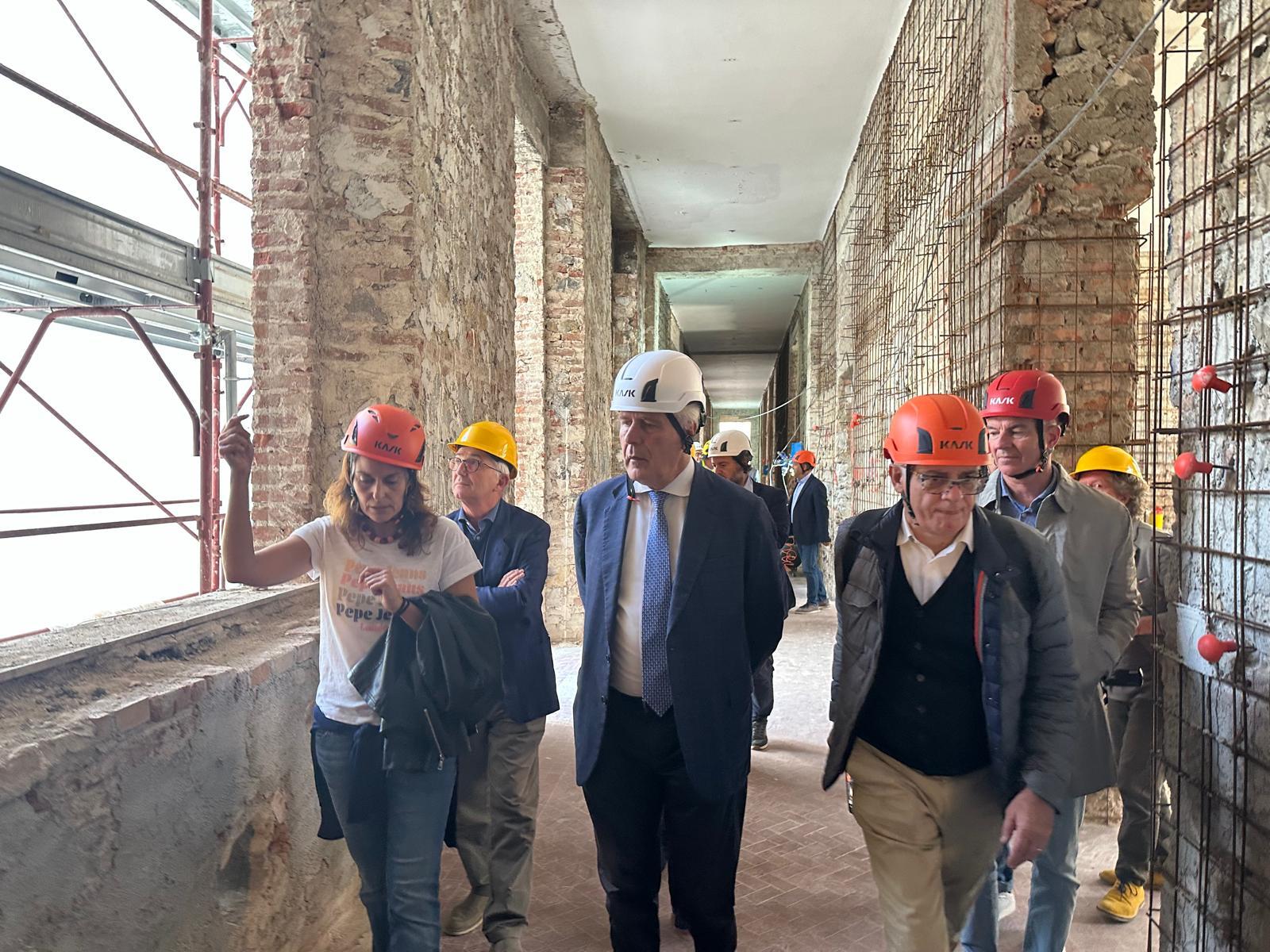 Il presidente Eugenio Giani durante la visita al cantiere dell’ospedale di comunità con  l’ingegnere dell’Asl Elena Rosa
