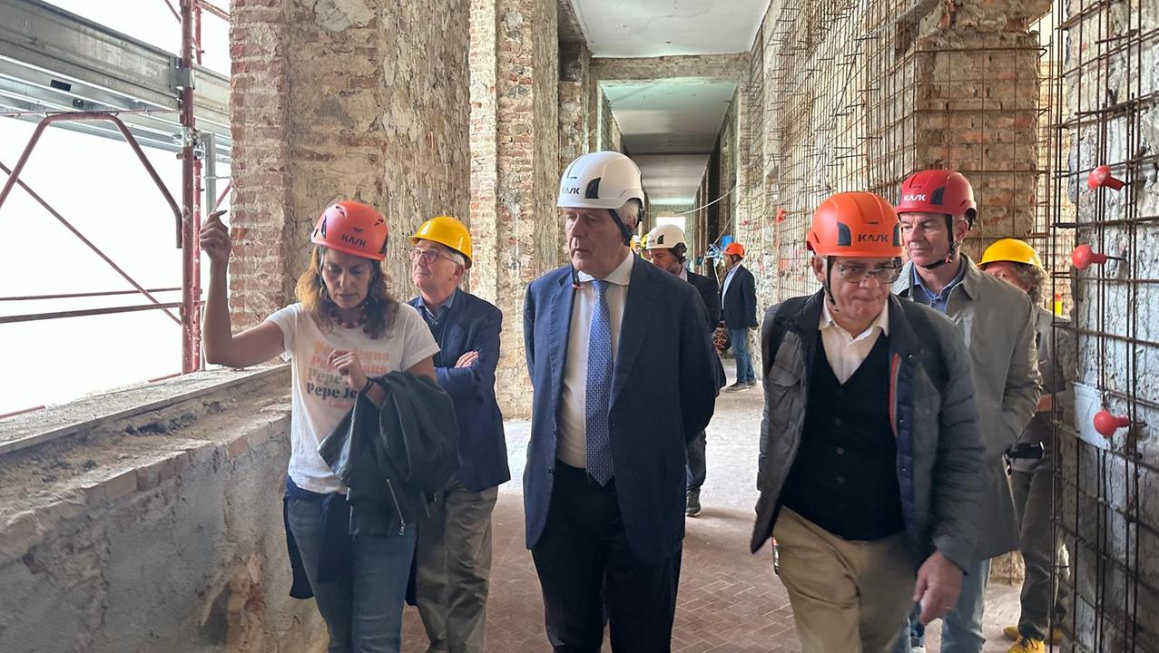 Il presidente Eugenio Giani durante la visita al cantiere dell’ospedale di comunità con l’ingegnere dell’Asl Elena Rosa