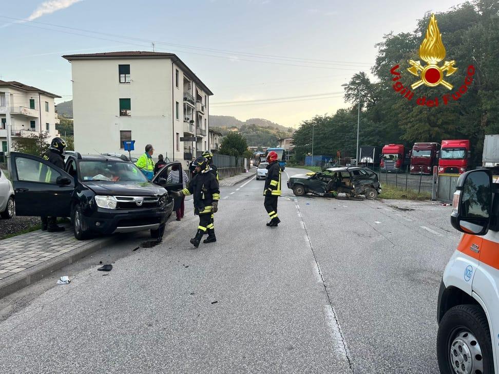 Capannori, schianto tra due auto: tre feriti