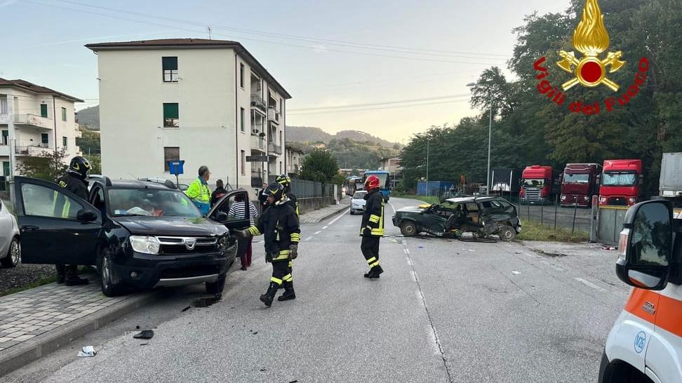 Capannori, schianto tra due auto: tre feriti