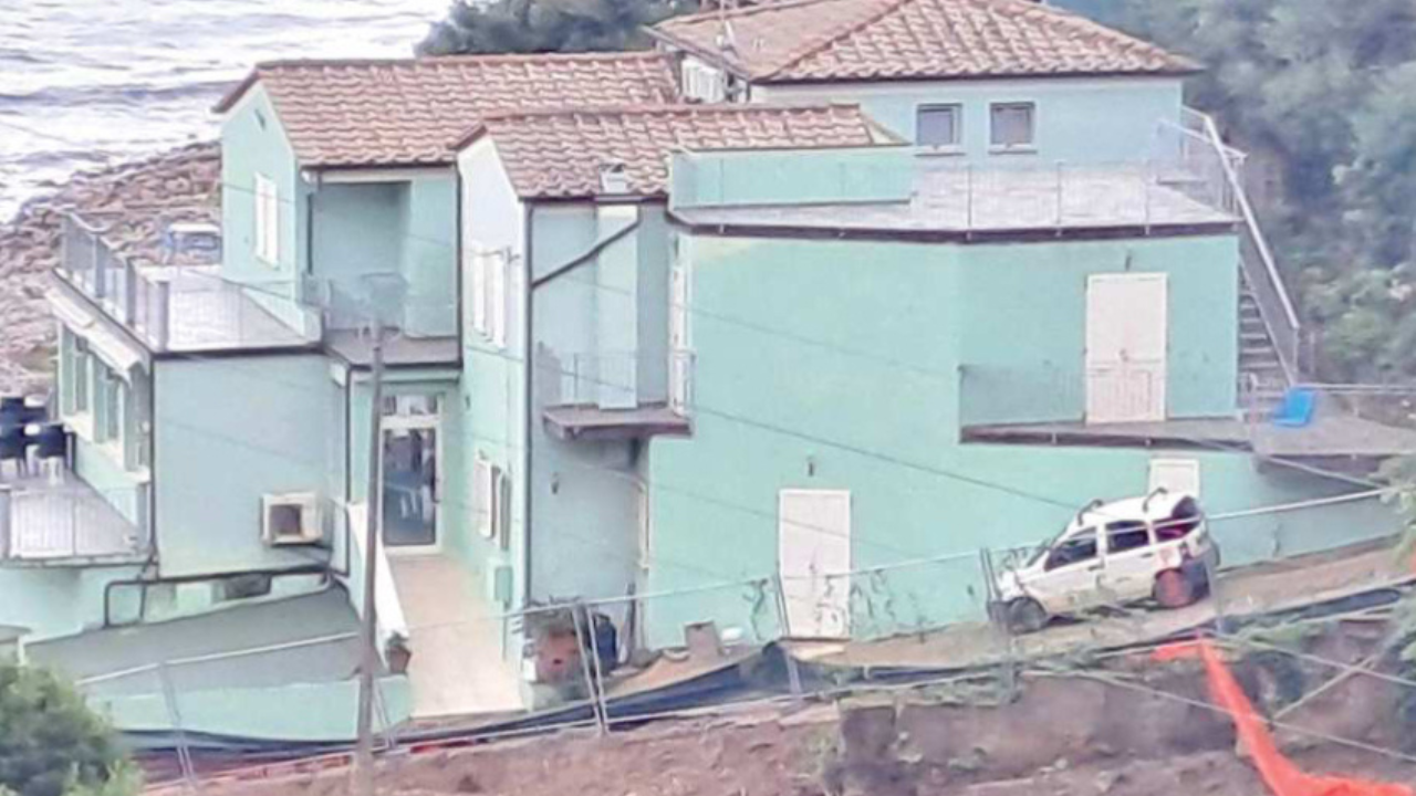 ll cantiere sulla spiaggia delle Fornacelle di Cavo