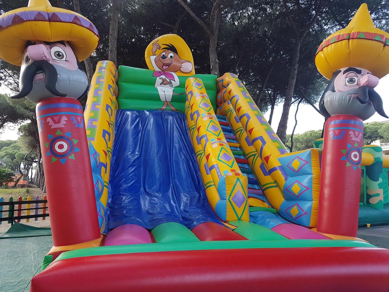 
	Gonfiabili in un parco giochi (immagine d&rsquo;archivio)

