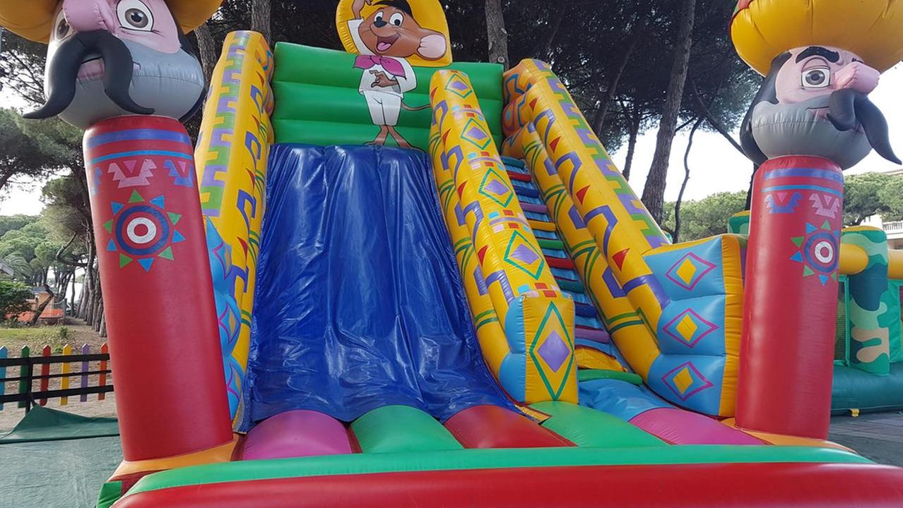 Gonfiabili in un parco giochi (immagine d’archivio)