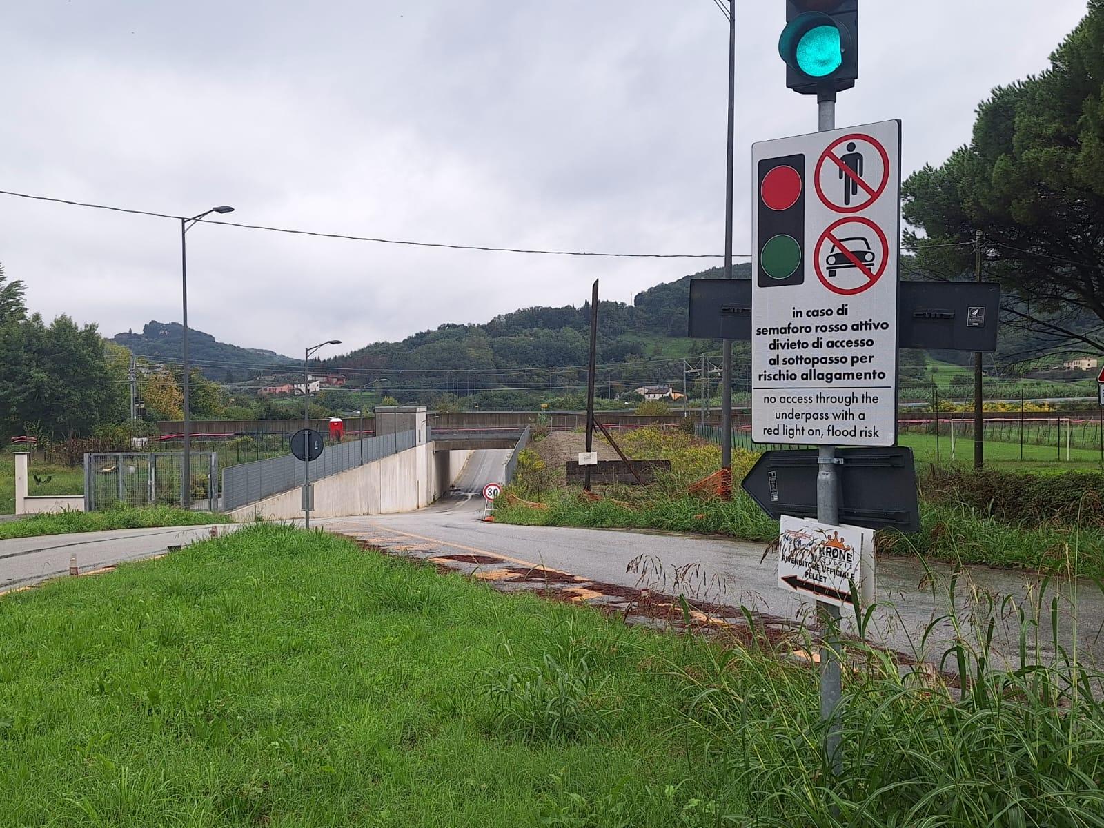 Il sottopasso a rischio allagamento con il semaforo a segnalare quando il passaggio diventa impraticabile