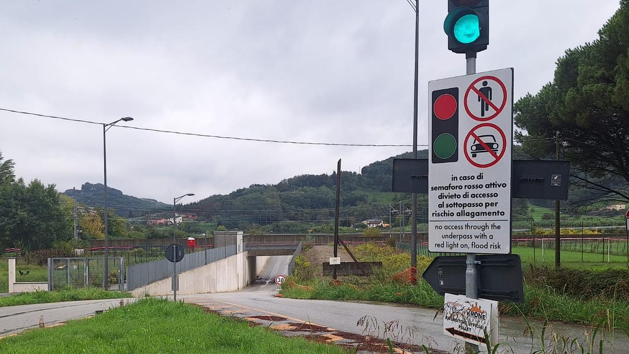 Il sottopasso a rischio allagamento con il semaforo a segnalare quando il passaggio diventa impraticabile
