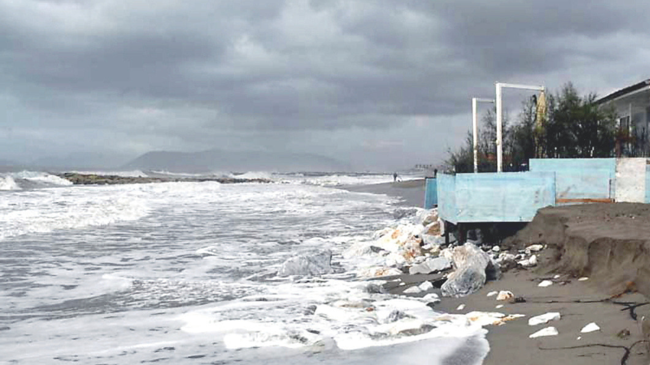 
	Nella foto di Claudio Cuffaro la spiaggia mangiata dalle onde all&rsquo;altezza del bagno Europa ai Ronchi una delle zone pi&ugrave; critiche del comune


