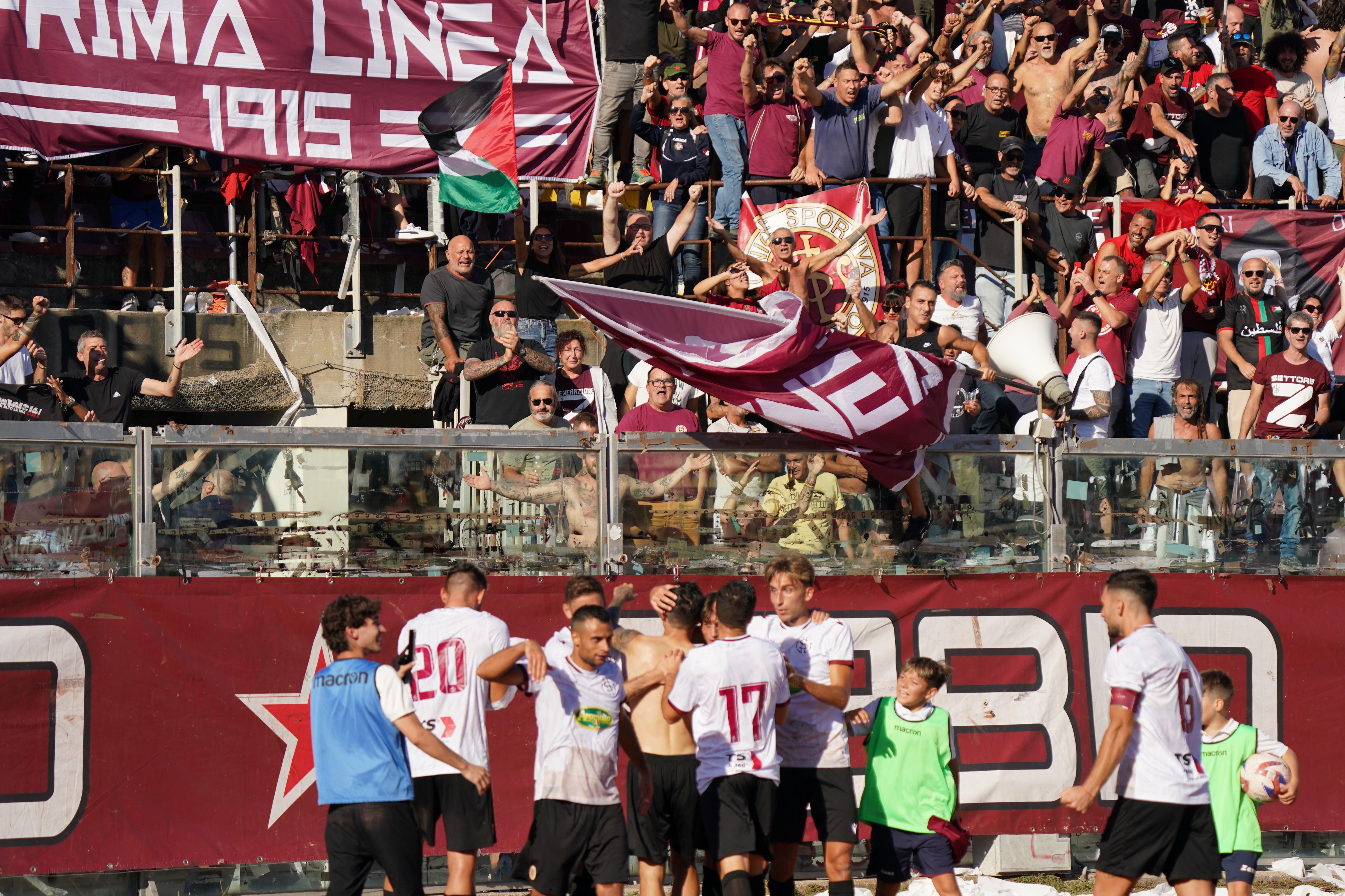 L’esultanza del Livorno dopo il successo, in rimonta, contro il Grosseto (foto Franco Silvi)