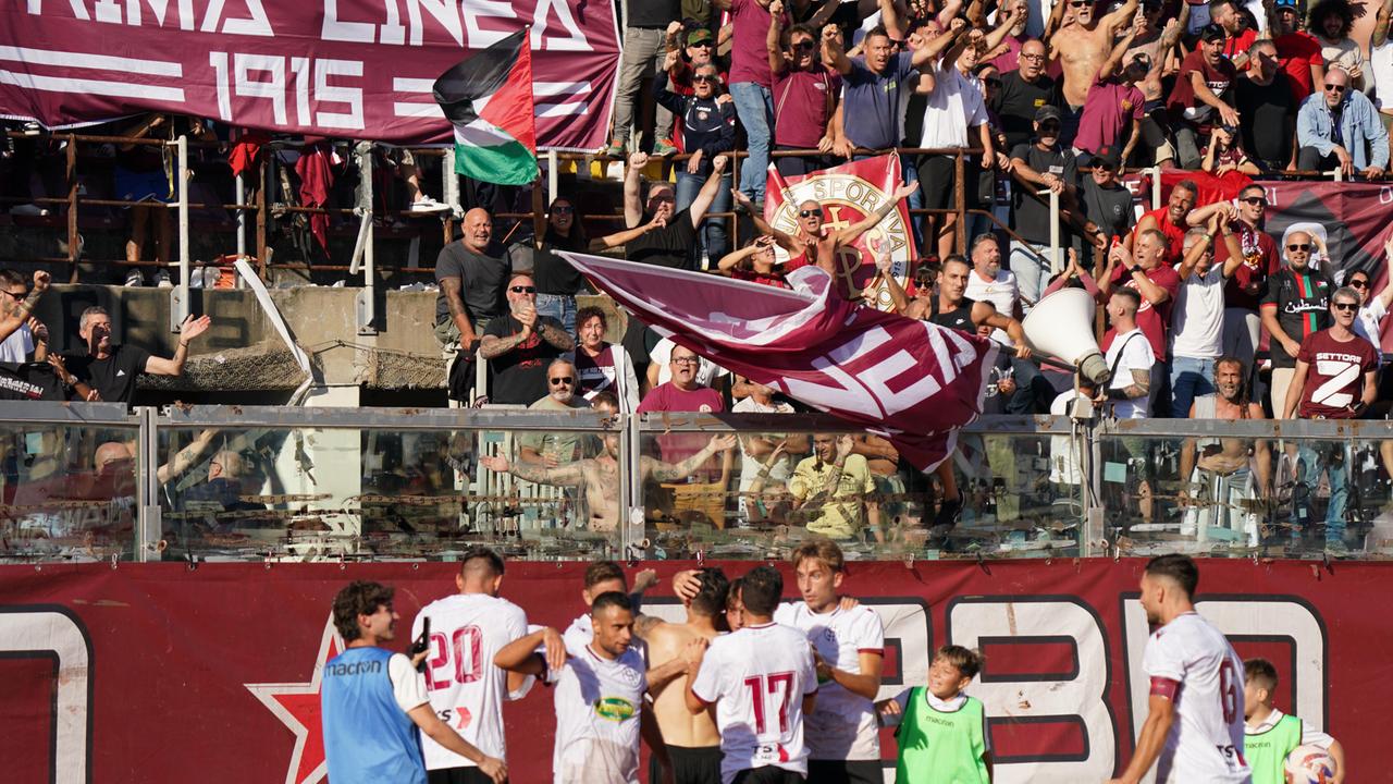 L’esultanza del Livorno dopo il successo, in rimonta, contro il Grosseto (foto Franco Silvi)