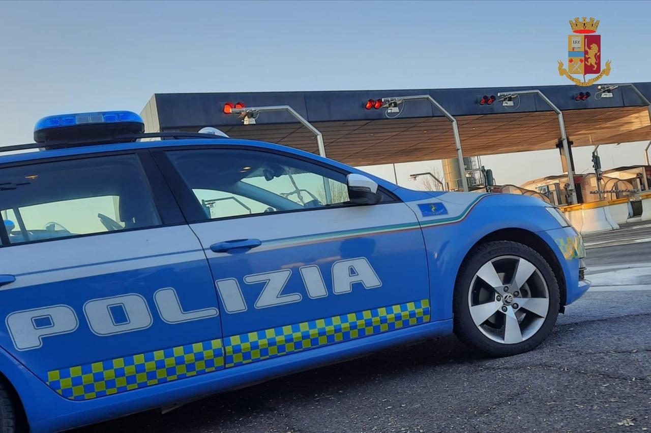 Alberto ha fretta di nascere, ma mamma e papà sono bloccati in A1: la polizia li scorta fino al Policlinico
